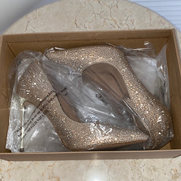 Steve Madden Shoes - Steve Madden pumps VIVES Gold  FOR SALE!!!